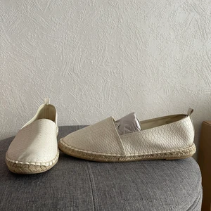 Espadrilles vita - Espadrilles i storlek 40. Använda några gånger men med egna inlägg. 