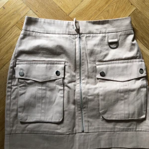 Kjol från nakd - Beige cargo kjol från nakd. Endast testad. 