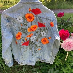 Levi’s jeans jacka med brodering - Levi’s jeansjacka i nyskick, knappt använd. Är i storlek S, med blombroderingar på ryggen. Säljer för att den inte kommer till användning.