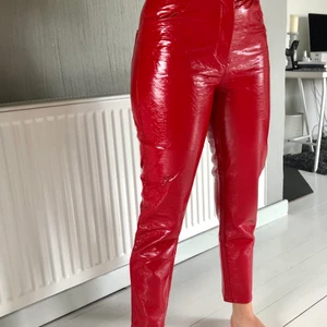Röda faux leather pants - Säljer nu dessa SUPERcoola röda byxorna i fejkläder! Endast använda en gång! Köparen står för frakt!🥰