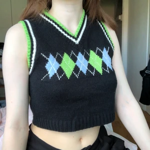 Väst - Säljer denna färgglada väst då den inte kommer till användning. Är en storlek M men skulle säga att den passar folk med storleken S också.