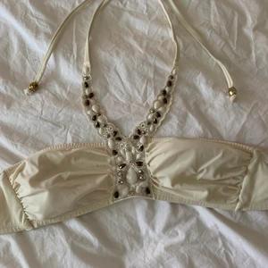 Bikini - En bikinitop från hm, säljes i befintligt skick.