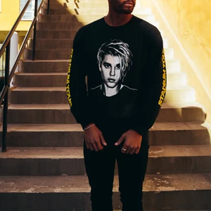 Justin Bieber Stadium Tour Merch Tröja - - Säljer en svart Justin Bieber-merch sweater från hans turné Stadium Tour 2017 i storlek L. - För fit-uppskattning på bilderna: jag är 182cm och väger runt 82kg.