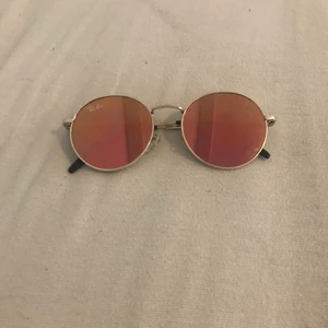 Ray ban solglasögon  - Säljer nu mina jättefina runda ray ban solglasögon. Använda några gånger men är i bra skick det ända som är att dom har några märken på bågen bakom örat men syns inte alls i användning.(Se bild 3). Frakten är in räknat i priset 