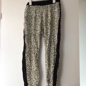 Mysbyxor - Tunna pösiga mysbyxor med prickigt mönster (se sista bilden) bra skick