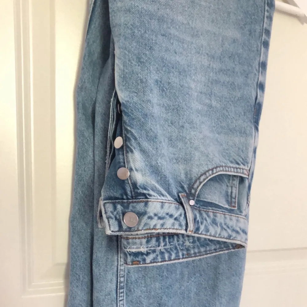 Ljusblå jeans ifrån bikbok, i nyskick. Strlk XS (25). Jeans & Byxor.