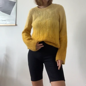 COS 💛mysig tröja💛 - stickad tröja från COS i fint melerat mönster. Storlek S! Mohair/ull/polyamid mix.