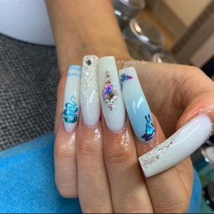 Naglar upplands Väsby  - Tänkte reklamera mig lite! Jag har gjort naglar i 3-4 år och tänkte bara visa att jag finns här i Väsby! Materialet jag använder mig av är gelé. Enkel design kostar 400kr och avancerad 500kr! @naaiilsbybella är namnet på min insta🥰