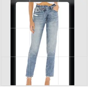 Criss cross jeans från PISTOLA. Köpta på Revolve men är nu slutsålda. Aldrig använda. Säljes pga för stora för mig. Storlek 28. Nypris 1200kr, MITT PRIS: 500kr