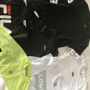 7 märkes-t shirtar (en med lång ärm) i stol xs - Sju märkeströjor i xs säljes tillsammans, frakt 60kr.