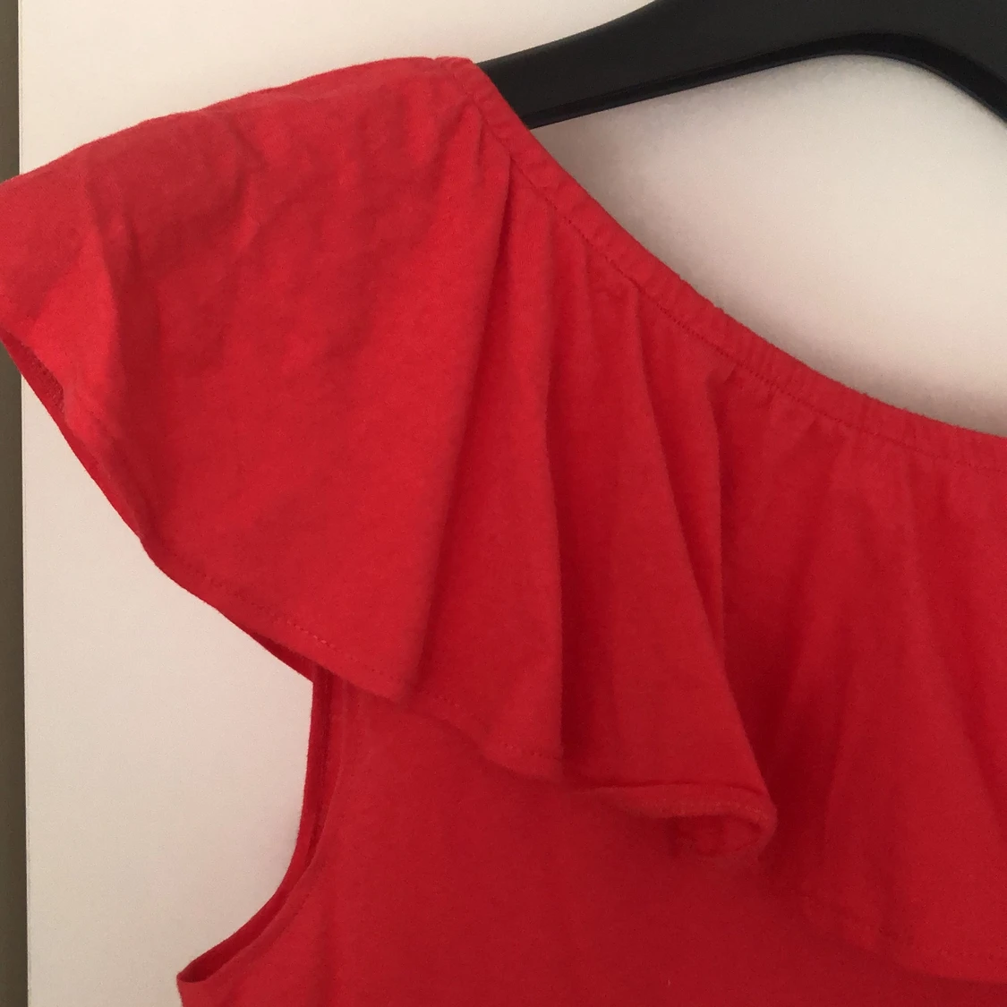 H&M one shoulder top röd i stl S - 90
