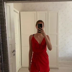 Röd volang klänning  - Aldrig använd endast provad , den är väldigt urringad 