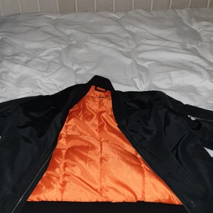 Bomberjacka från lager 157 stl S - En nästan helt oanvänd bomberjacka köpt på lager 157i storlek S, används inte då den är för stor för mig. Materialet är av ett lite tjockare tyg så skulle säga att den är lite mer för sen sommar/höst och vinter! Har du mer frågor så är det bara att höra av sig😊 Skickas med postnord spårbart, köpare står för frakt! Pris kan diskuteras👍🏼