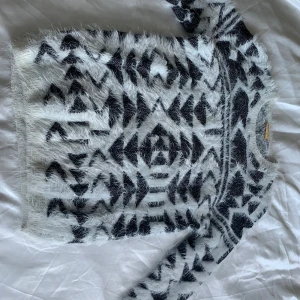 Mönstrad stickad tröja str 146-152 - Inte jätteanvänd, bra skick