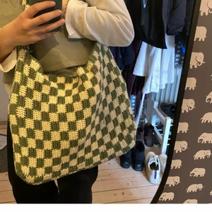 Virkad strandväska - Säljer denna lite större, virkade strandväska som jag gjort! Perfekt till sommaren. Tjockt material och väldigt tålig. 350kr (enbart materialet kostar 200kr, 100% bomull) och tar ganska lång tid o göra<3 60kr frakt