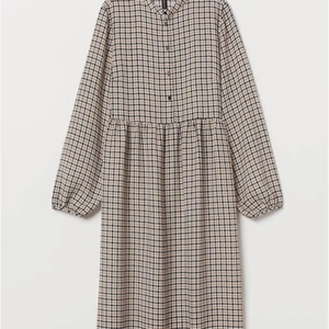 Rutig klänning i färgerna svart, vit, beige och brun  - Rutig klänning i färgerna svart, vit, beige och brun från H&M i storlek 38. Använd 4 gånger 🥰 Frakt tillkommer 💕