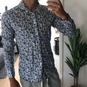Eton-skjorta storlek M - Blommig Eton-skjorta storlek M, använd ett fåtal gånger. Billigare vid snabb affär.