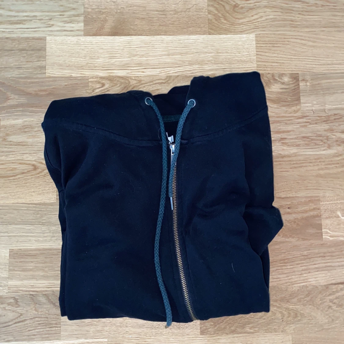 Svart hoodie