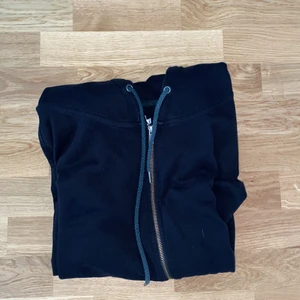 Svart hoodie  - Ganska sliten svart zip up hoodie. Som sagt väldigt använt skick men är najs att ha på sig ba om man ska chilla (matchar till allt)  Vet inte var den är köpt. Står storlek L men passar bra på en M.