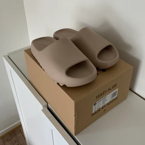 Yeezy slide - Helt nya yeezy slide, strl 43. ✨✨