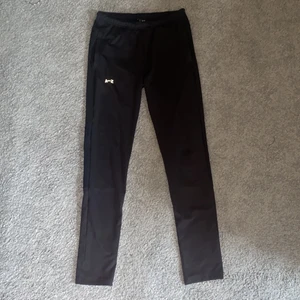 Träningsbyxor a-z - Träningsbyxor från det nedlagda märket a-z. Är i strl 158-164 men fungerar som träningstights på mig som har strl S. 