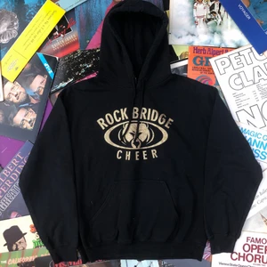 HOODIE!! 💿💿 - Rockbridge cheer hoodie från Rock bridge high school i columbia Missouri. Tröjan är producerad av Glidan och är i grymt skick. Sjukt najs tryck. Tröjan är M men skulle säga att den passar något mindre. Tveka inte att höra av dig om du undrar något🌱💫✌🏻 Ord pris: 299kr 