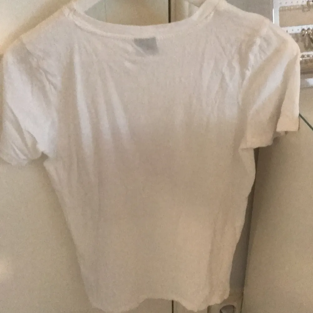 En tröja från ginatricot som knappt är använd , väldigt bra skick. Tröjan har ett märke i mitten och är helt vanlig vit där bak. Köparen står för frakten. T-shirts.