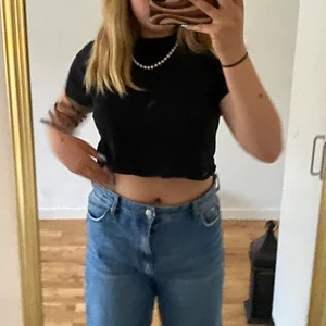 Crop-top - Svart, enkel, kort topp, väldigt bekväm, endast använd få gånger, och är i bra skick💞🌊☀️💓🦋