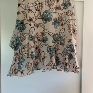 Blommig kjol från Witchery - Blommig kjol i storlek AU6, EU 34/36. Köpt i Australien för cirka 800kr. Endast använd en gång 