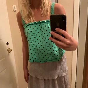 Zara topp strl xs - Säljer denna gröna prickiga topp från zara i strl xs!🤌😍