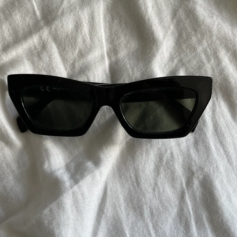 Solglasögon från weekday använda en gång. Accessoarer.