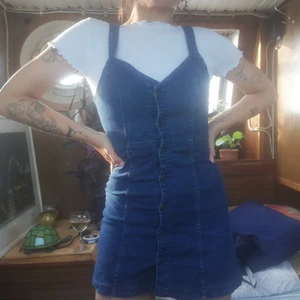 Jeansklänning urban - 🦋Jeansklänning från Urban outfitters i mjuk jeans som sitter skönt och följsamt. Samfraktar gärna! Kan också mötas upp i Göteborg och annars står köpare för frakt. 🦋