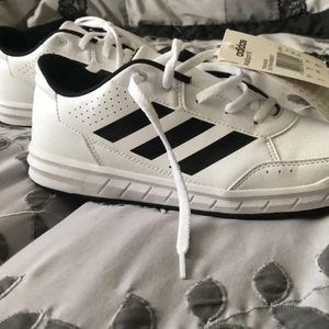 Adidas skor i NYSKICK!! - Helt nya aldrig använda, säljes pågrund av att de är för stora😊 ska de fraktas så betalar man även för frakten som är 96kr:)