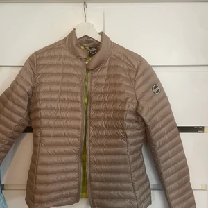 Colmar Jacka Beige  - Dunjacka i beige från Colmar. Italiensk storlek 42 vilket motsvarar storlek 36. Superfint skick, använd fåtal gånger! 