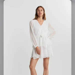 Lucy frill dress - Vit lucy frill dress från ginatricot, helt ny och oanvänd med prislappen kvar, säljs då jag inte använder den. Helt slutsåld från ginatricot i str 40 ( passar mig som är typ m men skulle oxå passa större ). Köparen står för frakten och budet går från 65 kr, vid direktköpa gäller nuvarande bud + 150 kr.