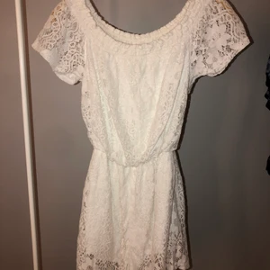 Jumpsuit - Gullig jumpsuit från Hollister! Säljer pga ej använd + lite liten på mig. Vill du se passformsbild är det bara att fråga!