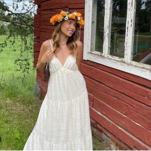 Lång somrig klänning - Jättefin lång somrig klänning i storlek S!! Klänningen är tyvärr inte riktigt min still därav säljer jag den. Sist jag kollade på hemsidan var klänningen slutsåld i S. Prislappen sitter kvar (Endast sista bilden som är min) 💕💕