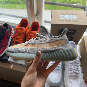 Yeezy 350 Israfil - Adidas Yeezy 350 Israfil. Helt nya och oanvända. Skickas snabb och spårbar. Undrar ni över något? Skriv så svarar jag så fort jag kan 🙂