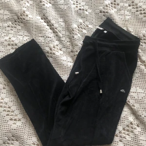 Mjukisbyxor av sammet  - Svarta mjukisbyxor av sammet från Ellesse. Relativt använda. Modellen är lågmidjad och skulle säga att de inte är så utsvänga utan snarare raka. För referens är jag 1.60 och de passar perfekt i längden för mig.