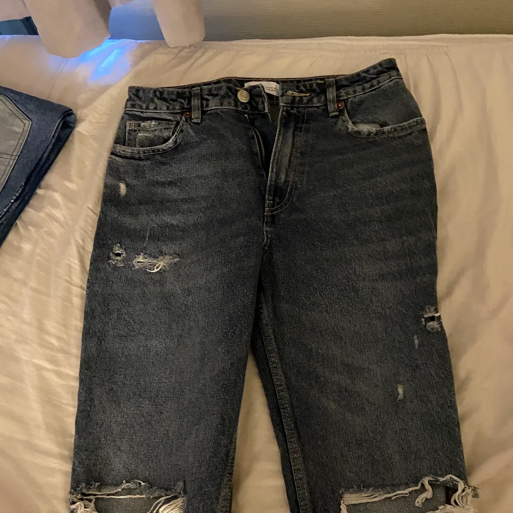 Här är ett par väldigt fina Zara jeans som jag nyligen har köpt, problemet för mig var att dem inte passade vid min höft och där av beslutade mig för att sälja dem. Pris kan diskuteras!. Jeans & Byxor.