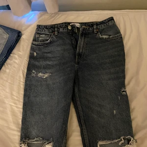 Zara Jeans S/M - Här är ett par väldigt fina Zara jeans som jag nyligen har köpt, problemet för mig var att dem inte passade vid min höft och där av beslutade mig för att sälja dem. Pris kan diskuteras!