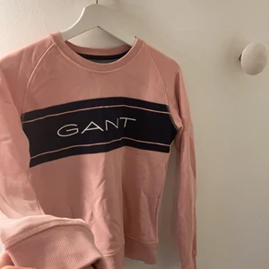 Gant hoodie💗 - Äkta gant, super bra skick!!! Storlek 152 passar mig som är en xs/s!!💕💕🌟