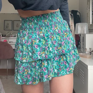 Kjol - Blommig kjol ifrån hm, såå söt 🌸