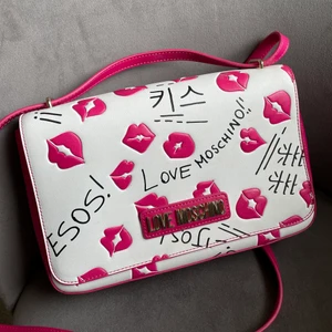 Moschino väska - Moschino väska sparsamt använd 🥺 supersnygg men kommer inte till användning längre. Nypris ca 2500kr💕 frakt ingår i priset