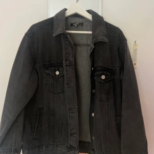 Svart jeansjacka  - Jättesnygg, nästan oanvänd jeansjacka från ASOS. I storlek 40, sitter jättefint ”oversized”! Köpare står för frakt. 🥰