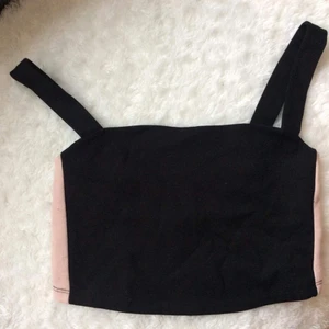 GINA TRICOT linne - Ettt svart/rosa linne från Gina Tricot i strl XS. Väldigt fin och knappt använd. Säljer för 50kr☺️