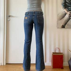 Lågmidjade Wrangler bootcut jeans. Färger gör sig bäst på första bilden. Jättefina detaljer på fickorna! 