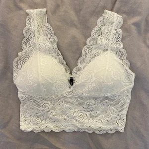 Spets Bh - Säljer denna fina spetsbh från ONLY. Helt oanvänd, endast testad. Passar A & B-kupa. Skriv privat vid intresse☺️ Pris + Frakt!