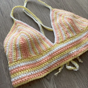 topp - Säljer denna rosa-gul-vita topp dom jag har virkat själv. Den passar dig som har xs-m. 120 kr