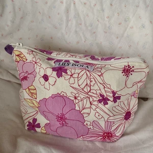 Necessär  - Blommig necessär i modellen ANNA 💕 lila innertyg med fickor 🥰 kika in min instagram @lily_isola